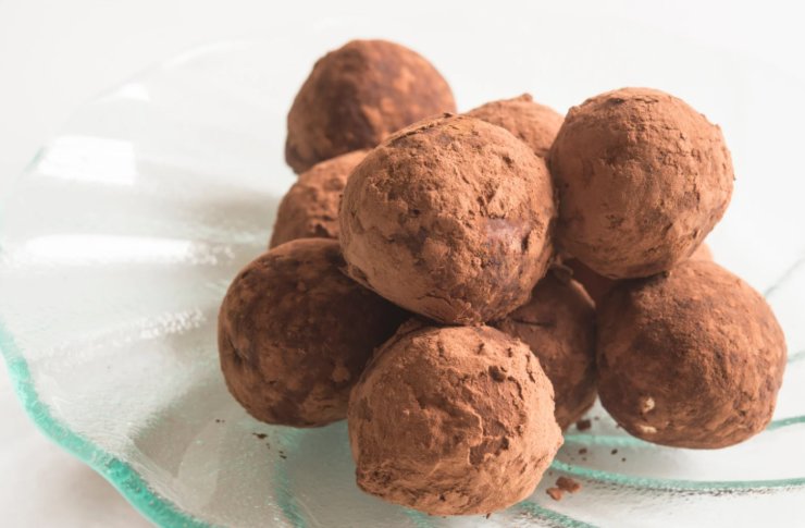 tartufini al cacao sopra ad un piatto