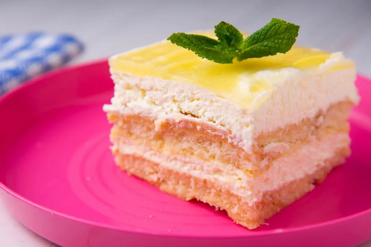 Tiramisù al limone con foglia di menta