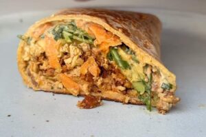 tofu burrito tagliato a metà