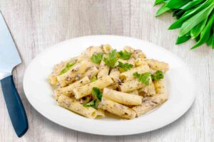 Piatto con rigatoni e salsa