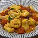 tormellini con il sugo in un piatto