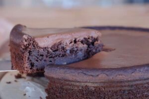 una fetta tagliata da una torta al cioccolato