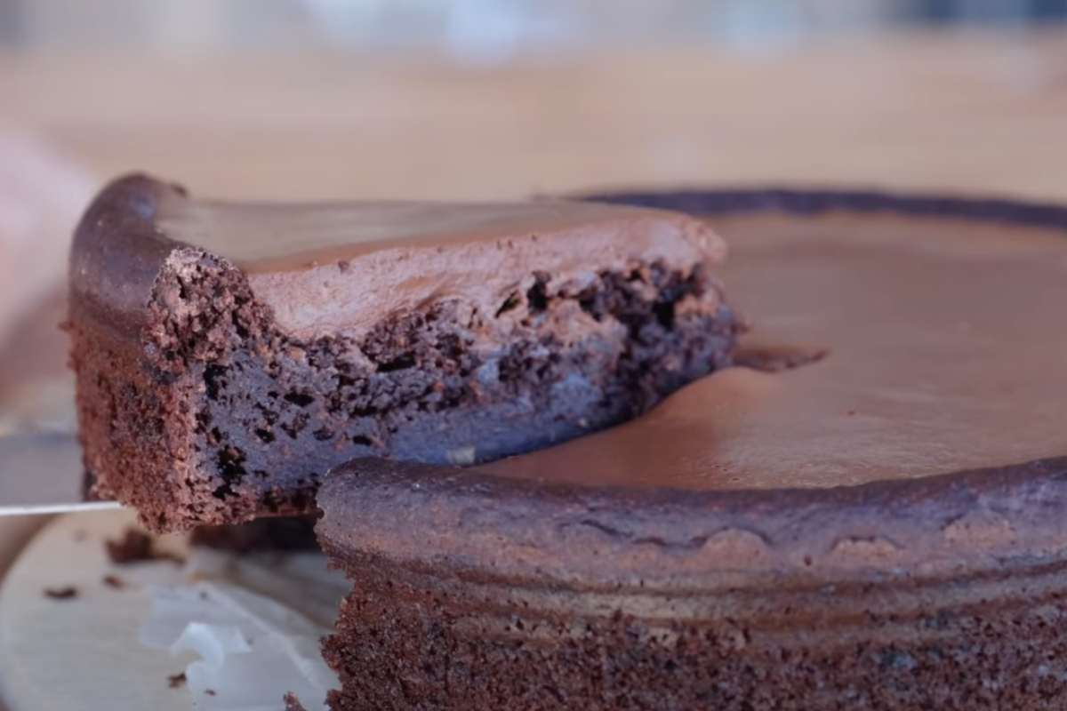 una fetta tagliata da una torta al cioccolato