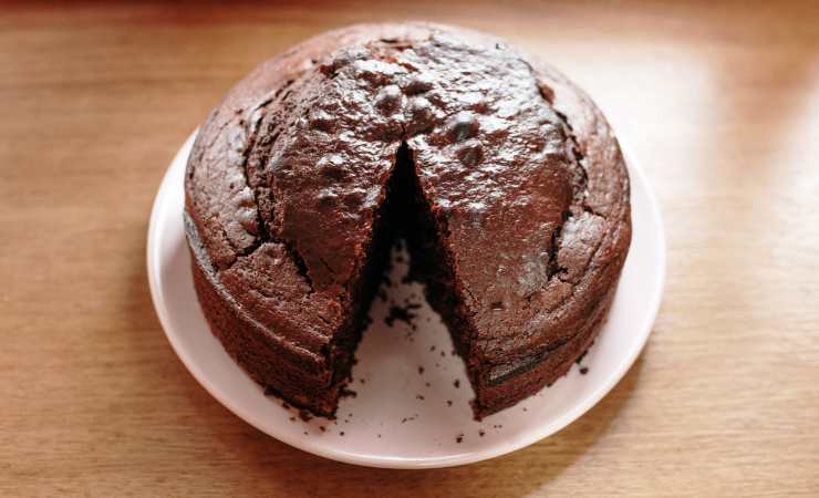 torta al cioccolato in un piatto