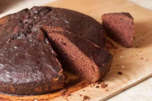 Torta al cioccolato con fetta tagliata