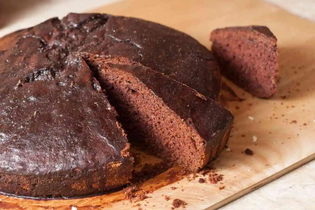 Torta al cioccolato con fetta tagliata