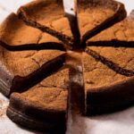 torta al cioccolato tagliata a fette