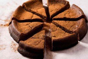 torta al cioccolato tagliata a fette