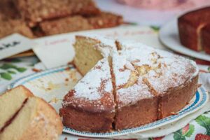 Torta con zucchero a velo a fette