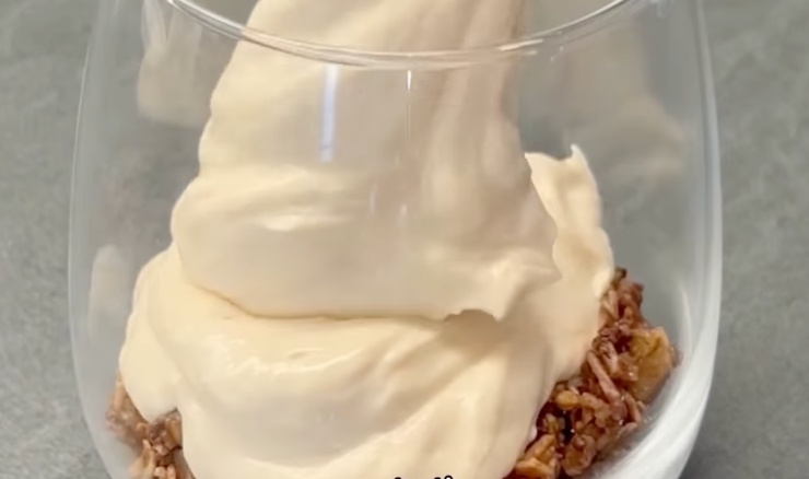 crema con porridge in un bicchiere