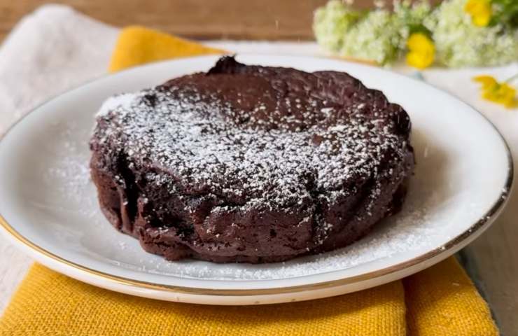piatto con torta brownies