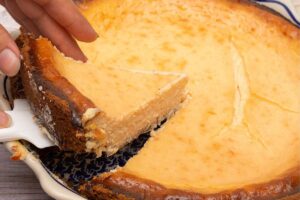 persona taglia una fetta di torta