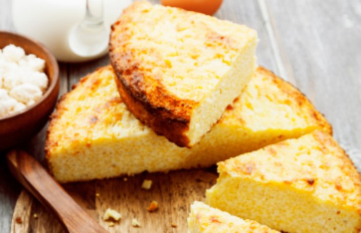 fette di torta sopra ad un tagliere