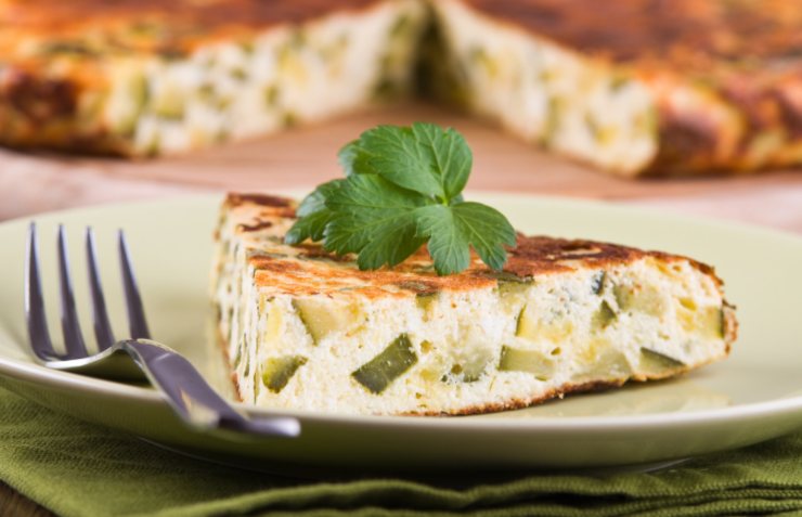 fetta di torta di zucchine su un piatto con accanto una forchetta