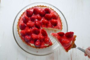 Torta di fragole con fetta tagliata