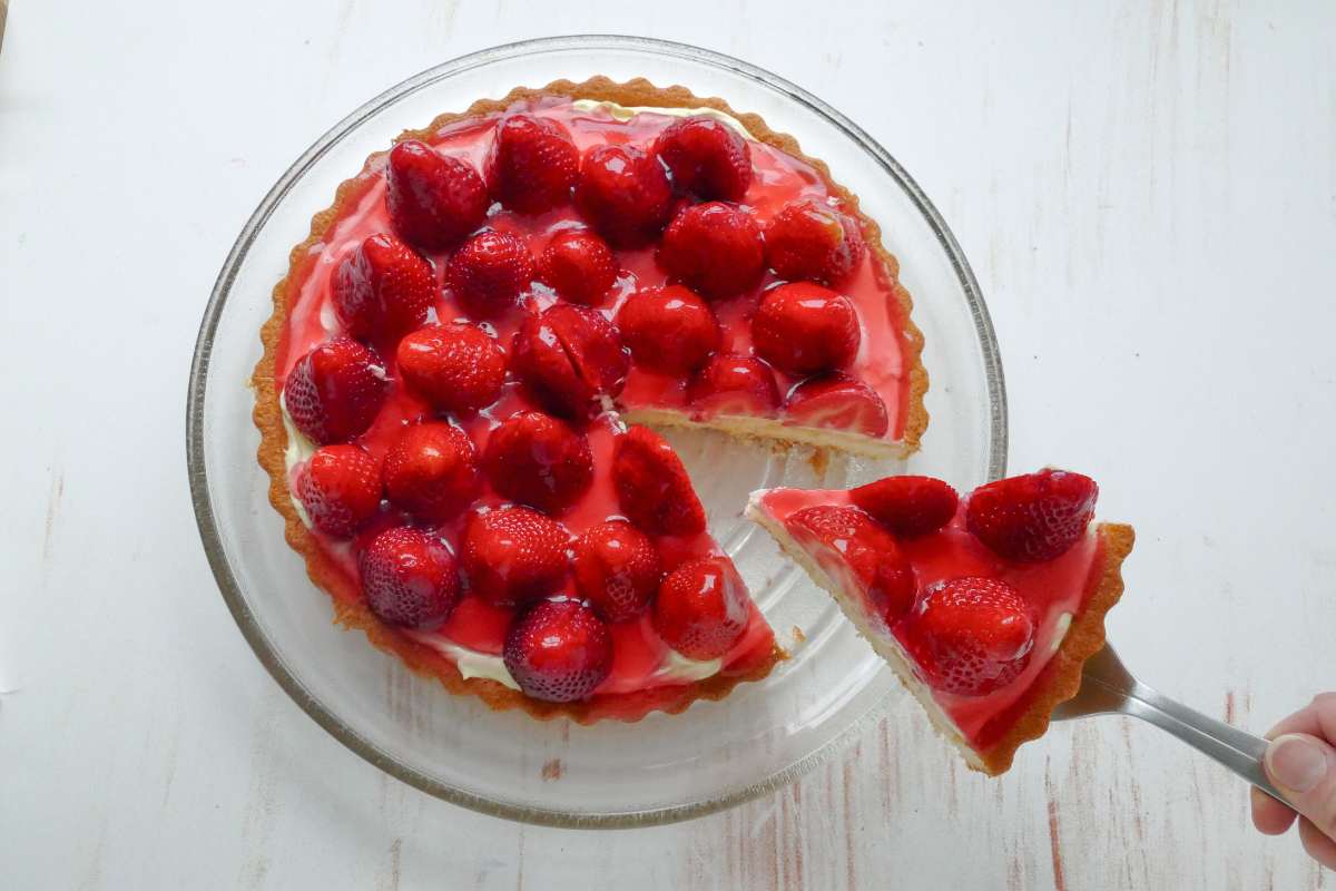 Torta di fragole con fetta tagliata
