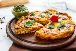 torta salata sopra ad un tagliere di legno