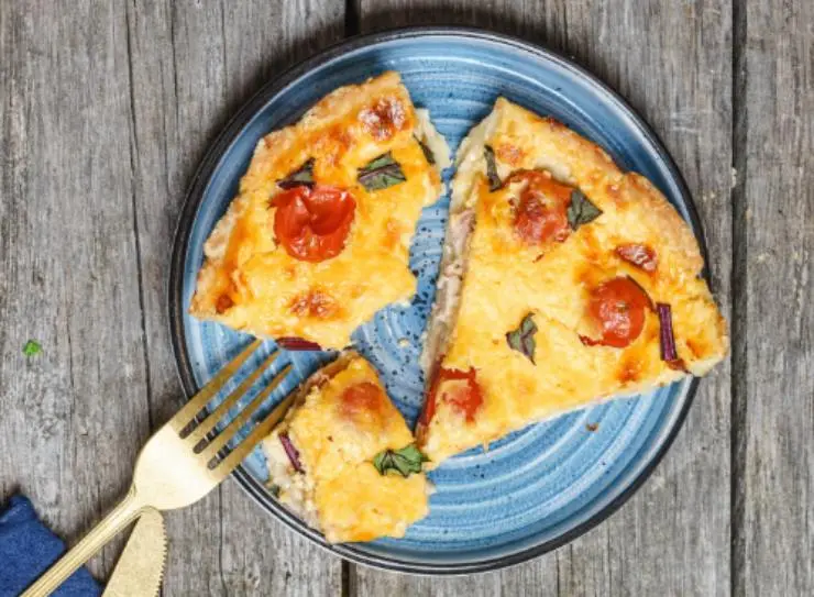 torta salata in un piatto con accanto una forchetta