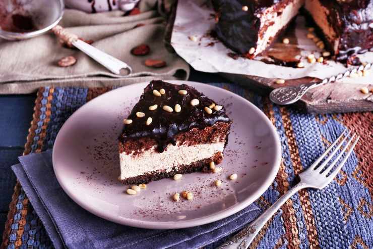 fetta di torta nel piatto