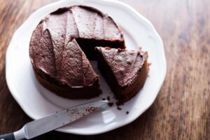 torta al cioccolato su un piatto e accanto un coltello