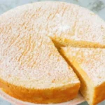 torta con una fetta tagliata