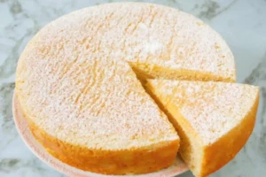 torta con una fetta tagliata