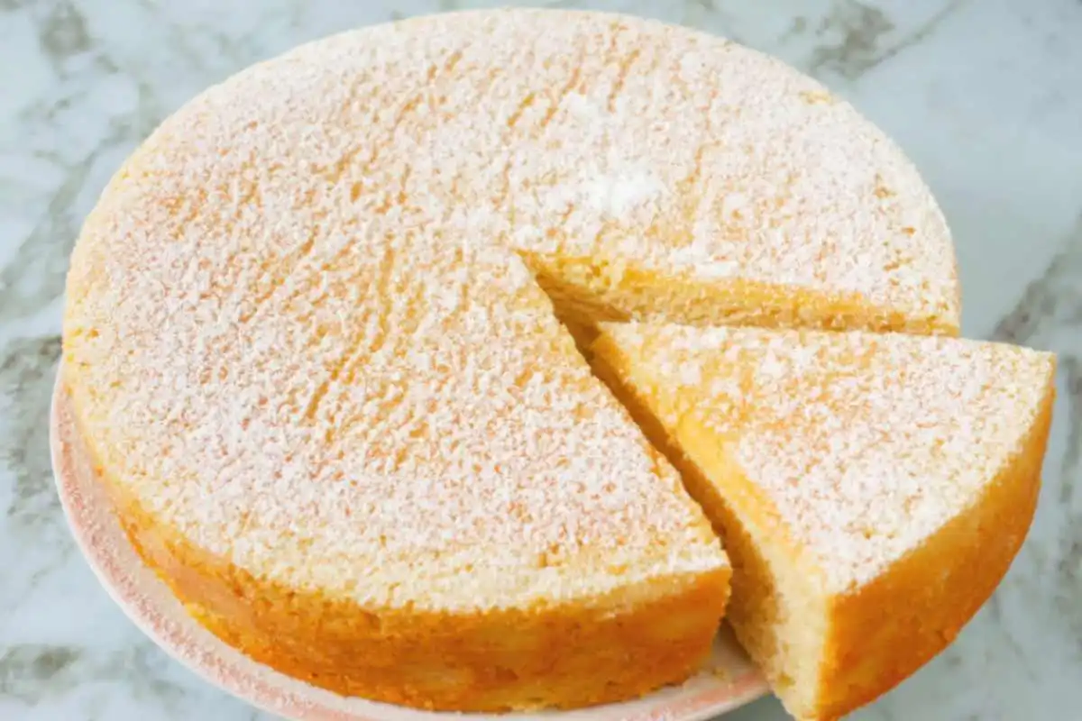 torta con una fetta tagliata
