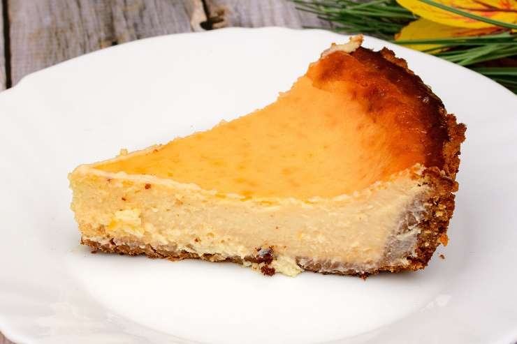 fetta di torta in un piatto
