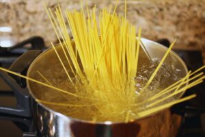 pasta nell'acqua bollente