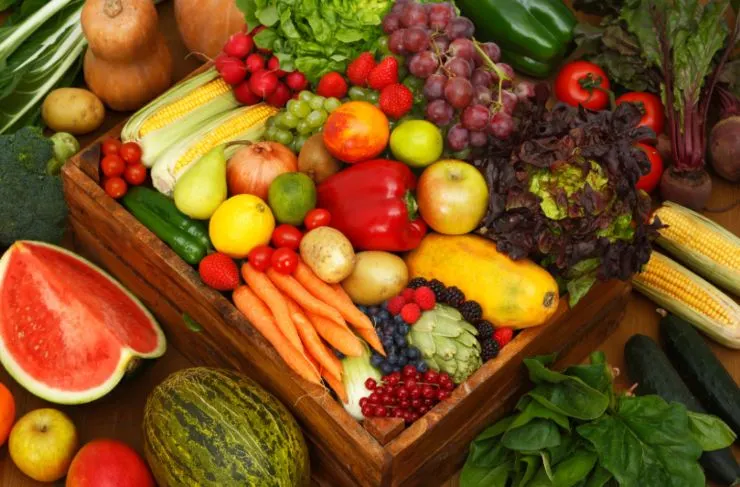 cassetta piena di frutta e verdura