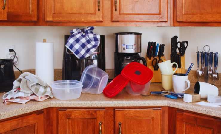 una cucina disordinata