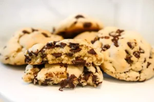 Crumbl cookies con gocce di cioccolato