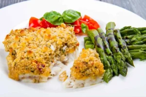 pesce gratinato in un piatto