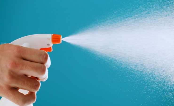 uno spray durante l'uso