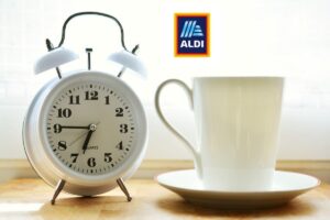 sveglia accanto ad una tazza e logo aldi