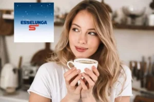 donna con una tazza di caffè tra le mani e logo esselunga