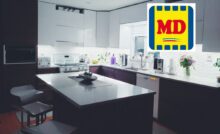 cucina di casa con mobili, tavolo, elettrodomestici