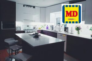 cucina di casa con mobili, tavolo, elettrodomestici