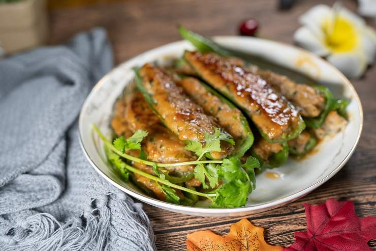 zucchine ripiene in un piatto e accanto del prezzemolo