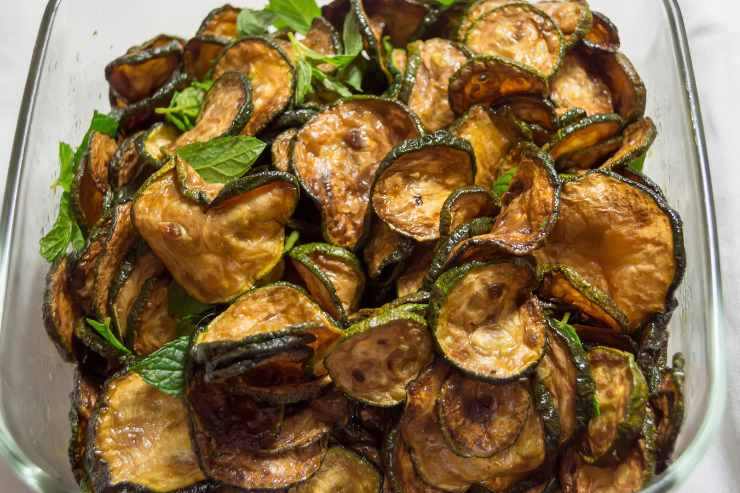 zucchine alla scapece in un recipiente