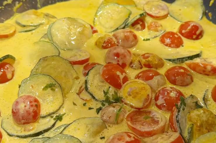 condimento con zucchine, pomodorini e curry