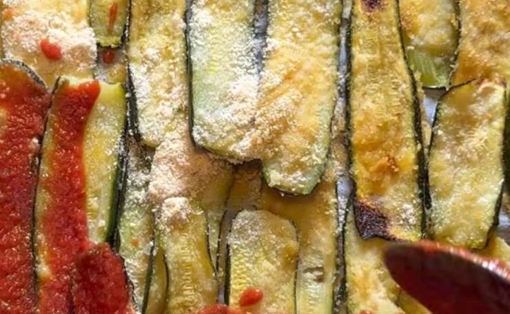 zucchine su teglia con sugo