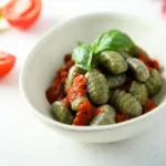 gnocchi verdi in una ciotola