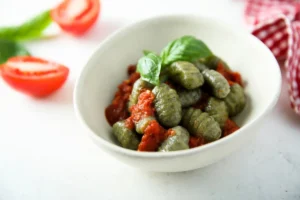 gnocchi verdi in una ciotola
