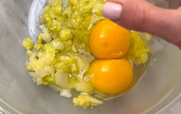 ciotola con uova e polpa di zucchine