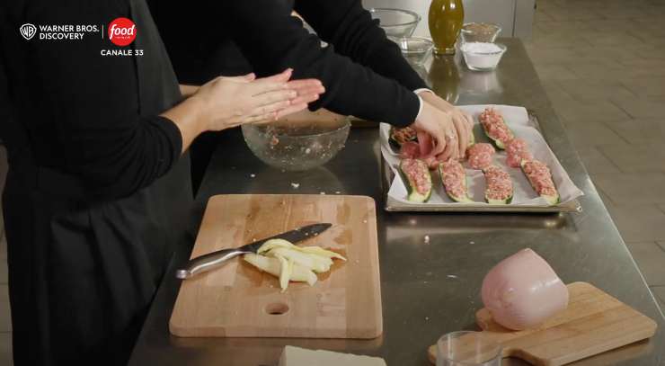 le suore cucinano sul piano di lavoro
