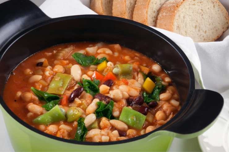 zuppa e fette di pane