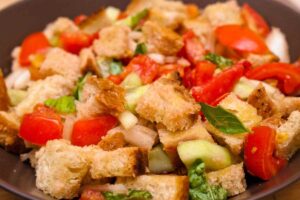 piatto di acquasale con pane raffermo, pomodori e cetrioli