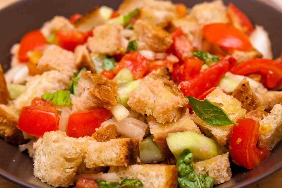 piatto di acquasale con pane raffermo, pomodori e cetrioli