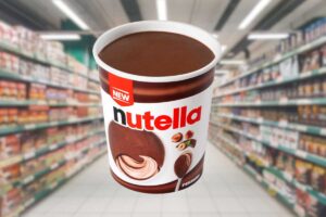 nutella gelato in primo piano e supermercato da sfondo